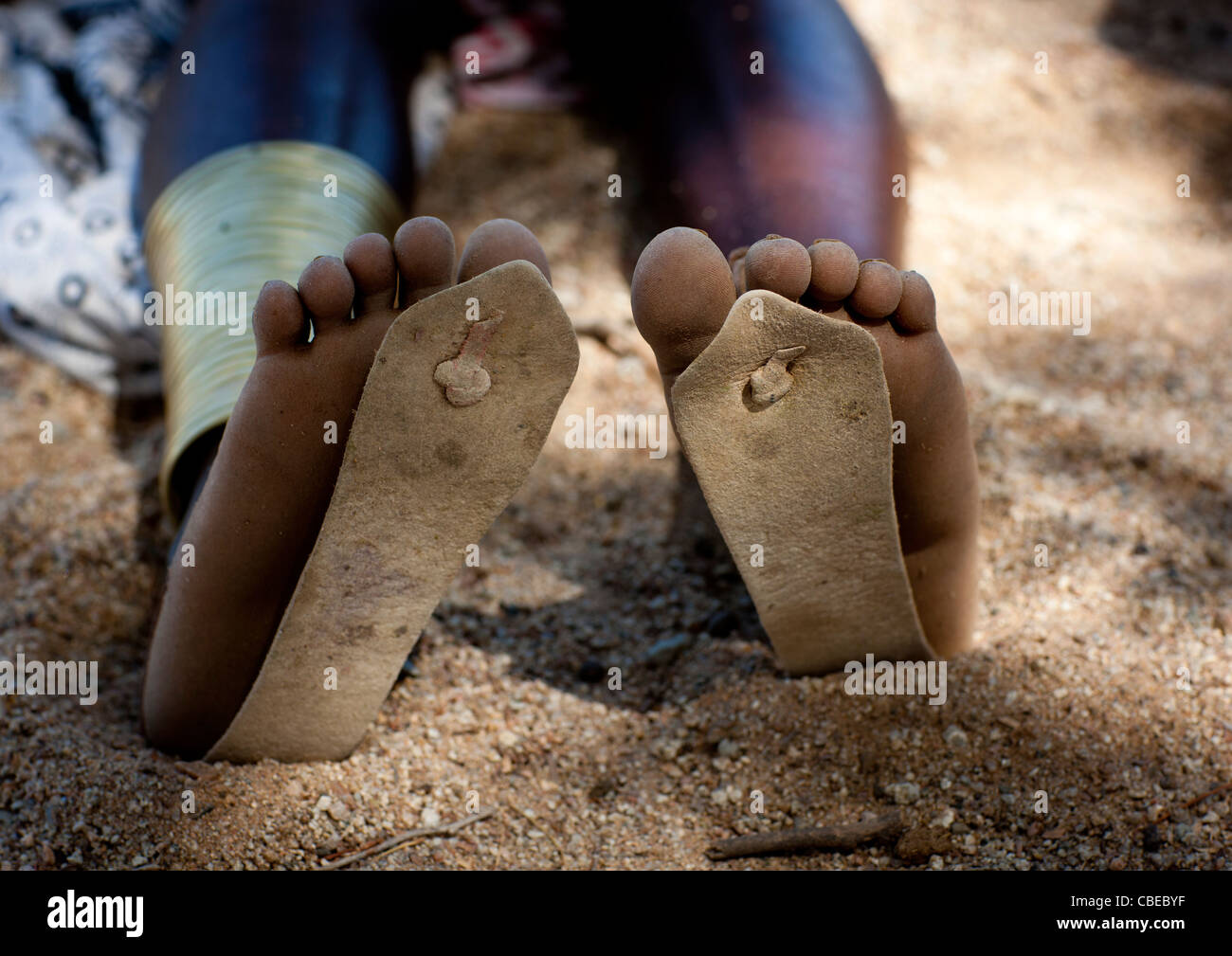 Mucubal indossando troppo piccola Flip Flop, Area Virie, Angola Foto Stock