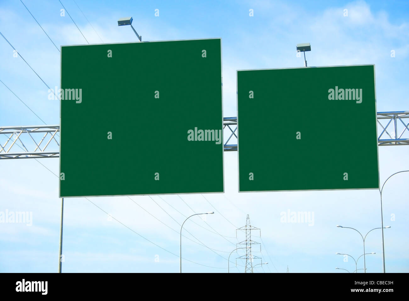 Tabellone vuoto su autostrada torri. Foto Stock