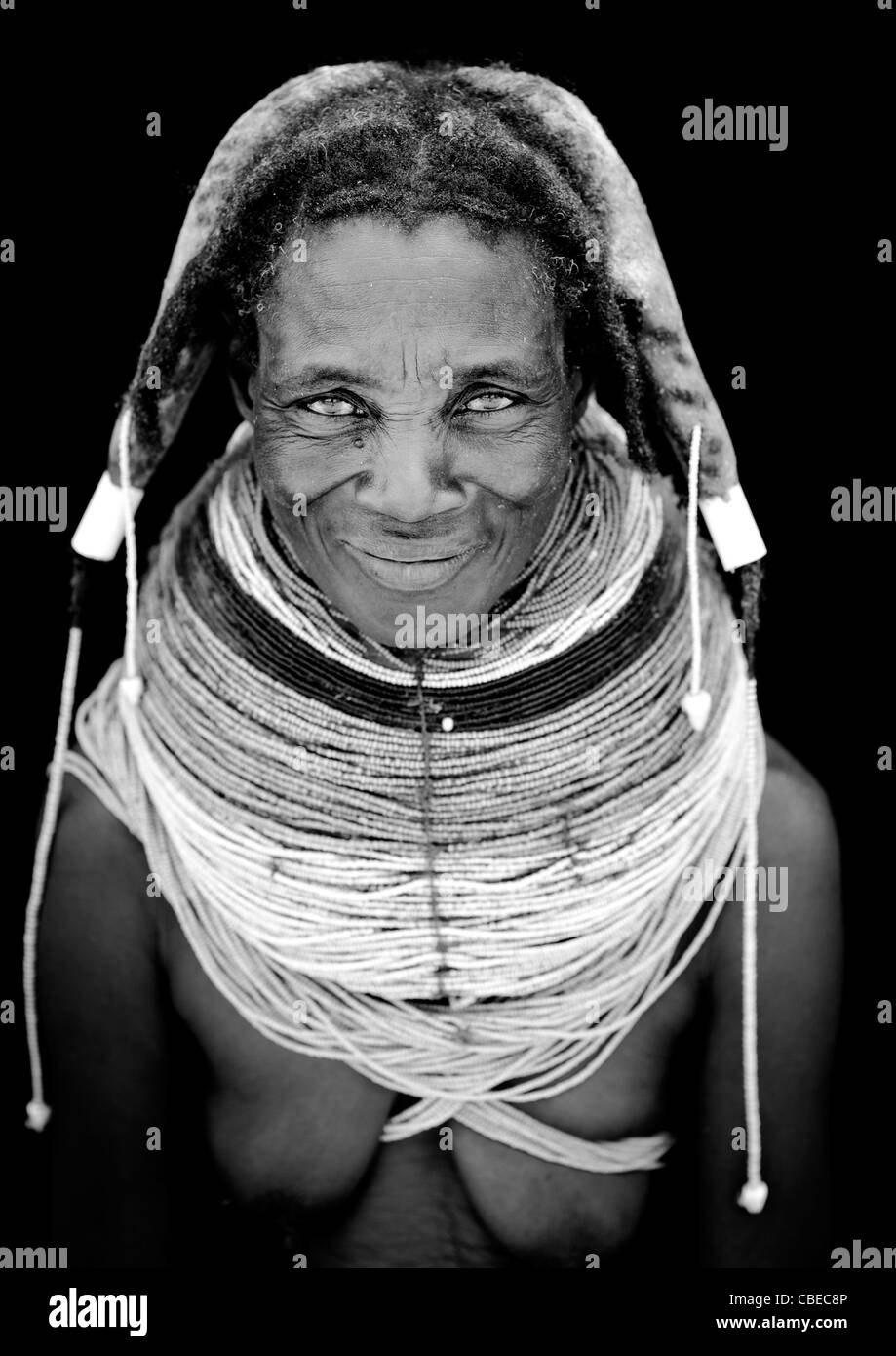Vecchia donna Mwila con il gigante Vilanda collane, Chibia Area, Angola Foto Stock