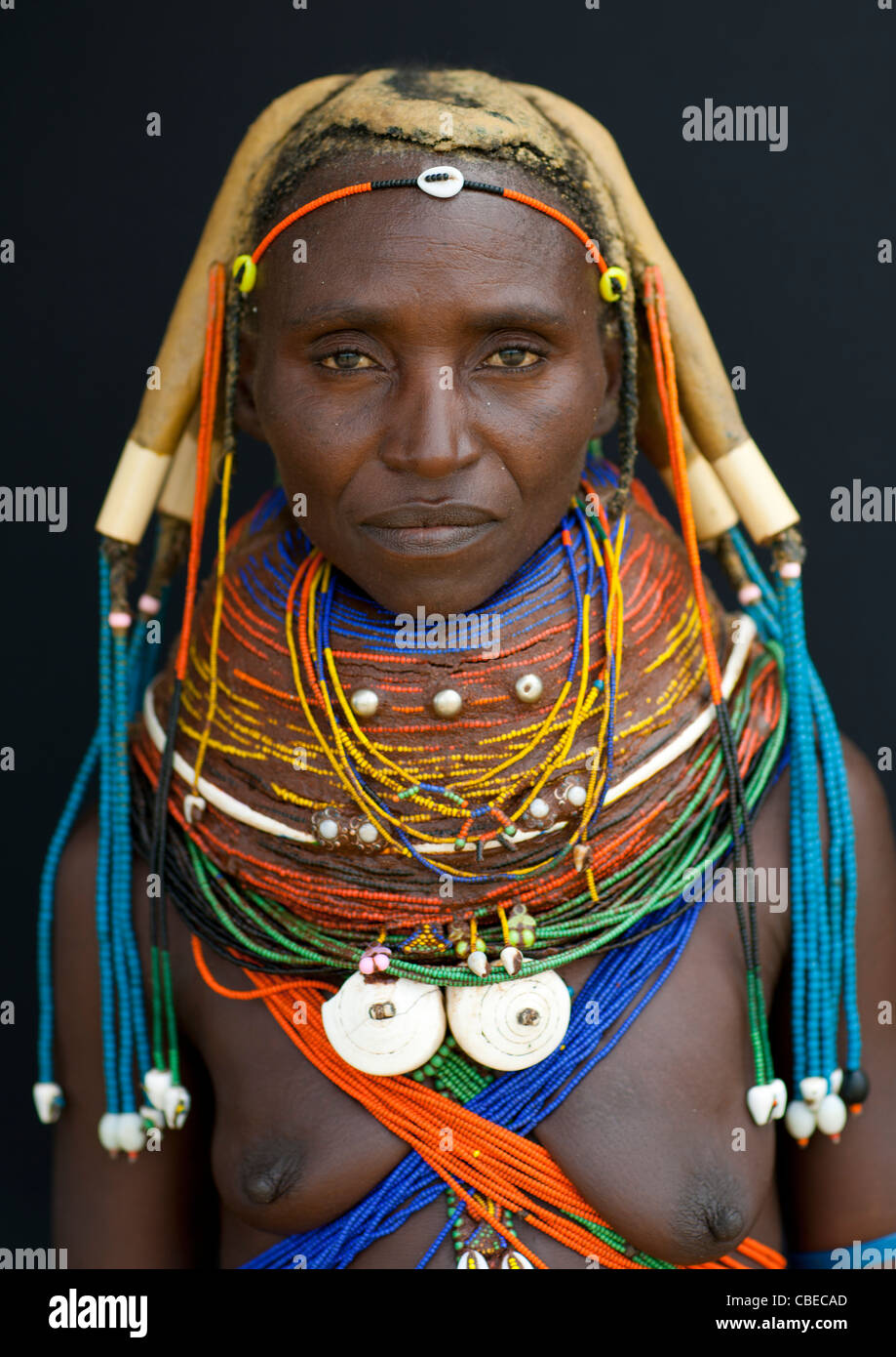 Mwila donna con il tradizionale Vilanda collana, Area Chibia, Angola Foto Stock