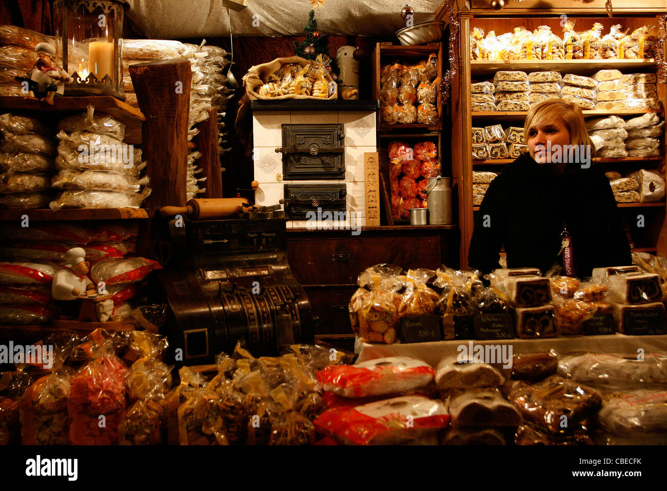 Una ragazza sta vendendo il tradizionale pane di Natale, chiamato Stollen in uno stallo al mercatino di Natale di Lipsia, in Germania. Foto Stock