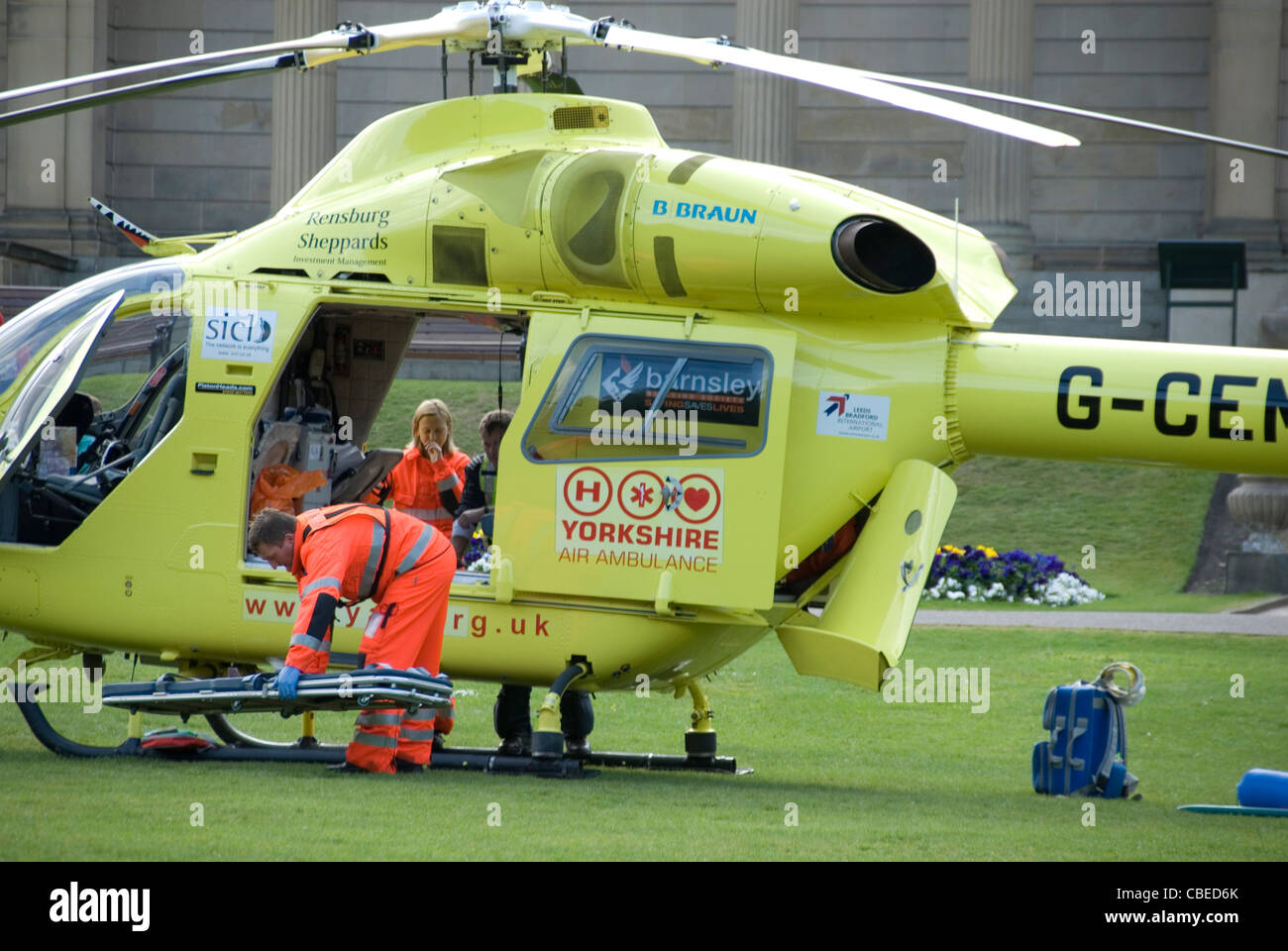 Sheffield Air Ambulance elicotteri scarico nella Weston Park, Sheffield, Regno Unito Foto Stock