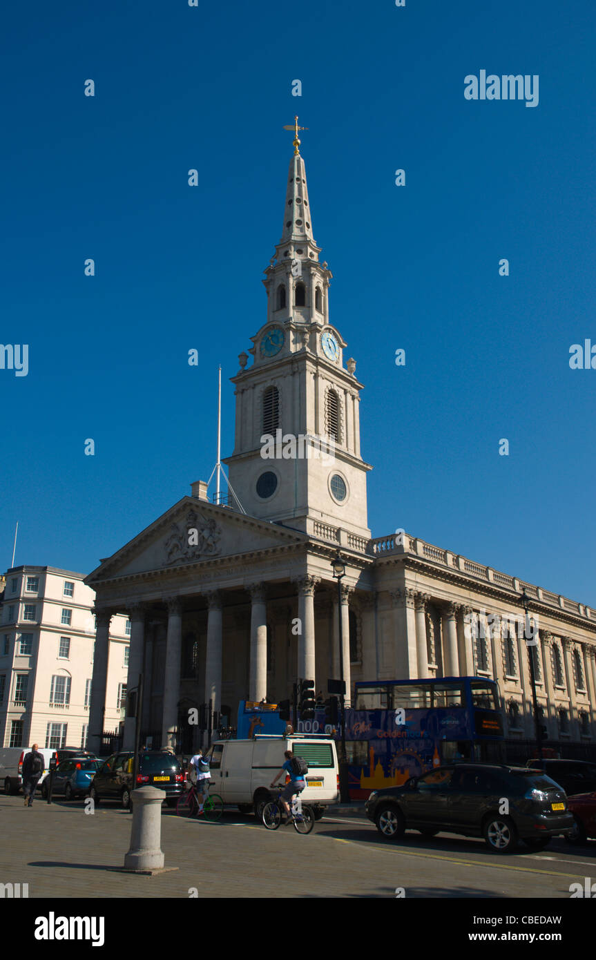 Il traffico nella parte anteriore del St Martin-in-the-Fields Church Trafalgar square Londra Inghilterra Regno Unito Europa Foto Stock