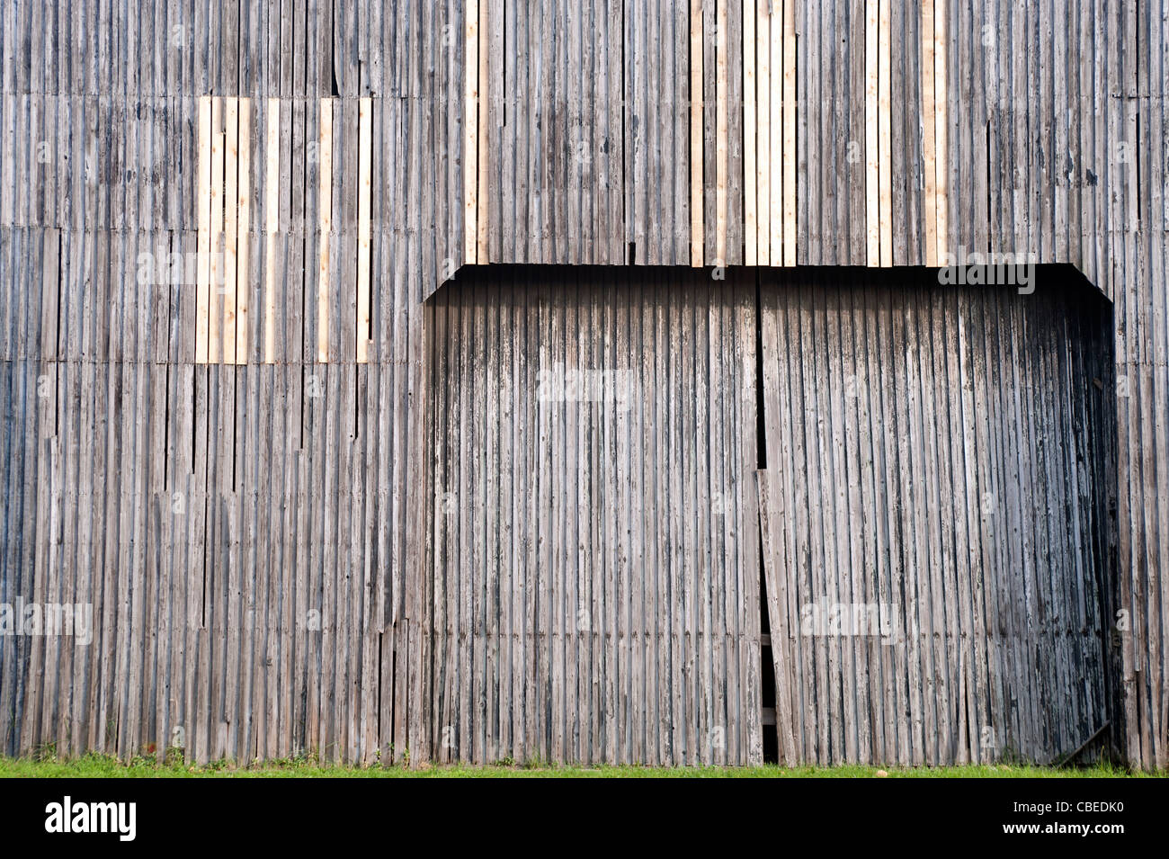 Magazzino di legno porta con erba nel porto di Anversa porto Belgio Foto Stock