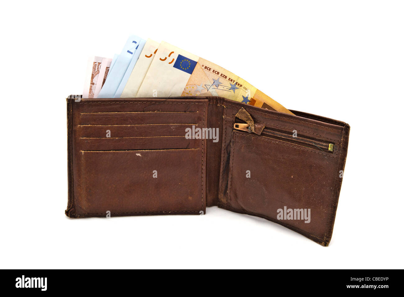 Vecchio portafoglio marrone e euro isolati su sfondo bianco Foto Stock