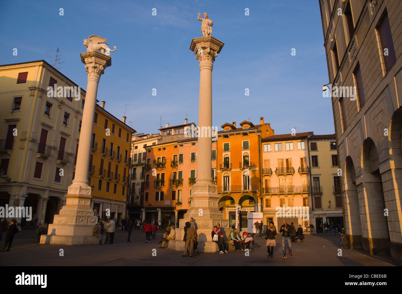 Le colonne con il Leone di San Marco e il Redentore sulla sommità di essi Piazza Piazza dei Signori Vicenza Nord Italia Foto Stock