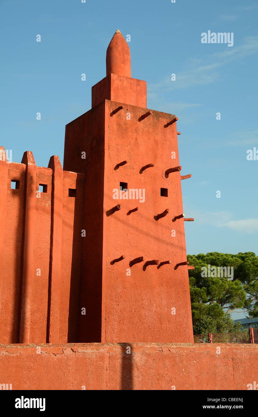 Torre angolare della moschea Sudanese o moschea Missiri (1930) Frejus, Francia. Sulla base della grande moschea di Djenné, Mali Foto Stock