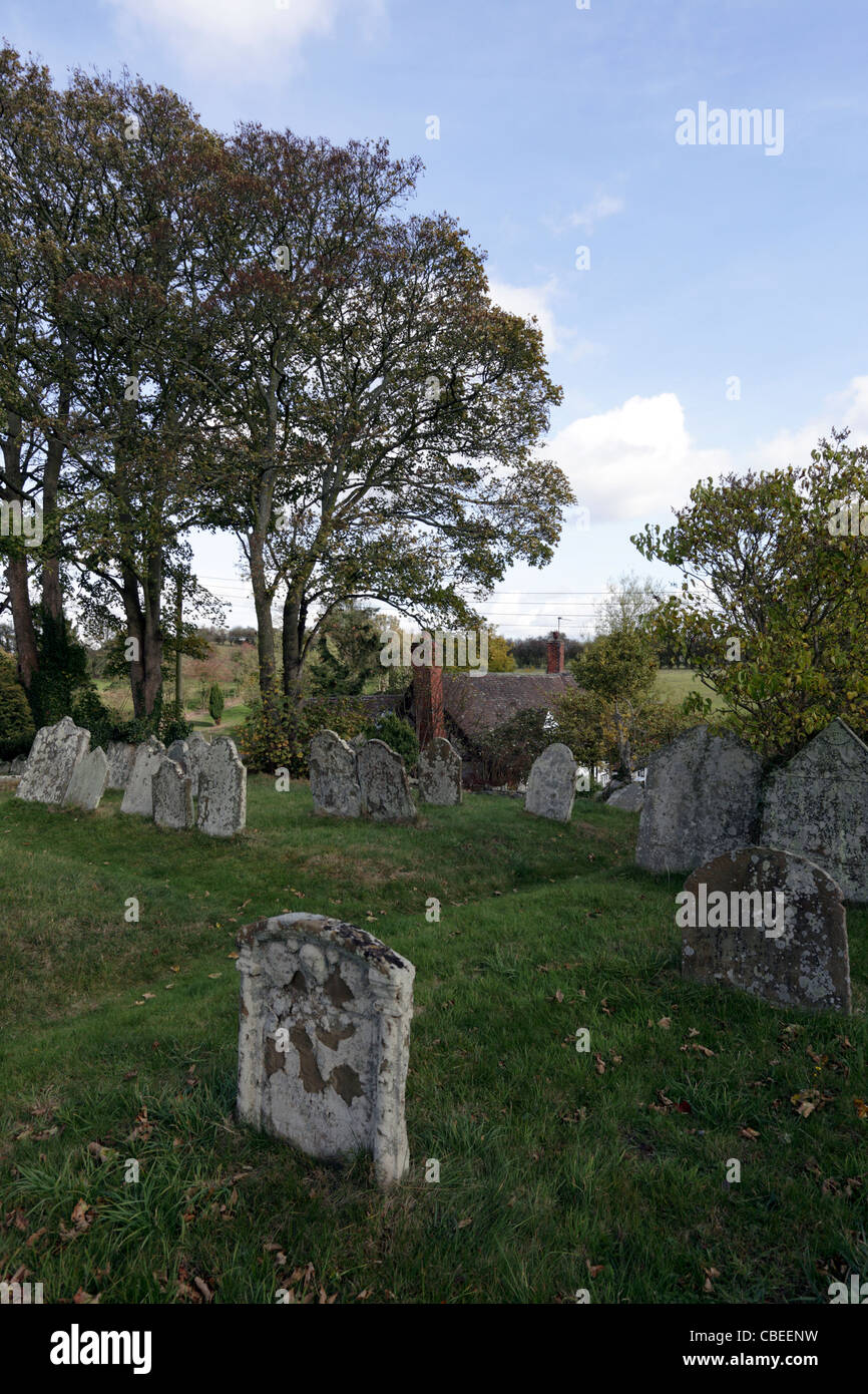 Lapidi all'interno del cimitero di San Giacomo chiesa in Cardington, Shropshire, Inghilterra. Foto Stock