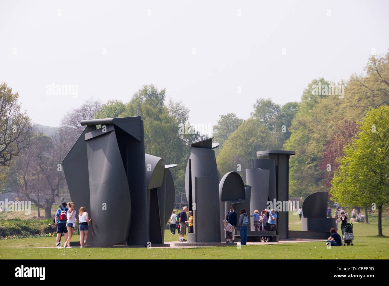 Anthony Caro, Promenade, acciaio verniciato Set di scultura in mezzo a Bretton Hall Estate Park Land, Yorkshire Sculpture Park, Regno Unito Foto Stock