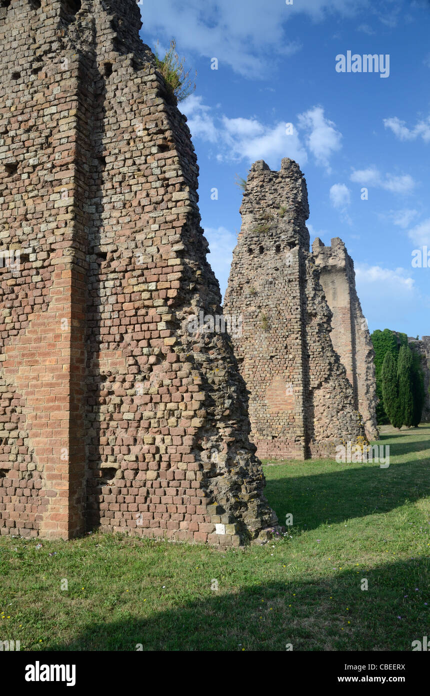 Resti, rovine e colonne di mattoni del acquedotto romano in rovina a Frejus Var France Foto Stock