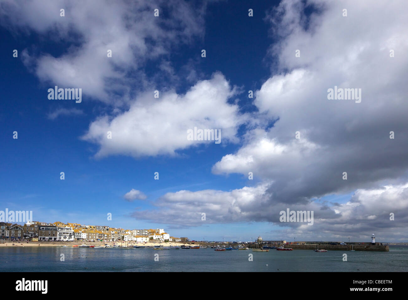 Il vecchio porto di St Ives in estate il sole, Cornwall, Southwest England, UK, Regno Unito, GB Gran Bretagna, Isole britanniche, E Foto Stock