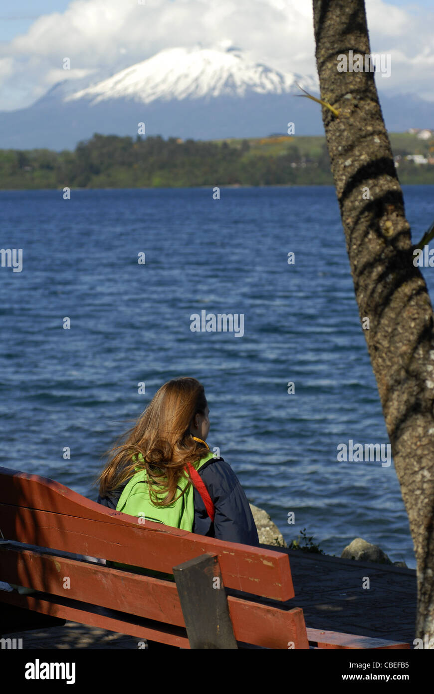 Ragazza al Lago Llanquihue, Puerto Varas, Calbuco Vulcano, Distretto dei Laghi, Cile Foto Stock