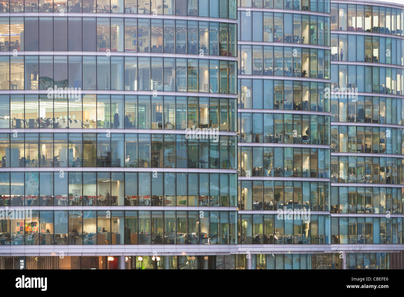 Facciata di vetro edificio per uffici a più London, London, Regno Unito Foto Stock