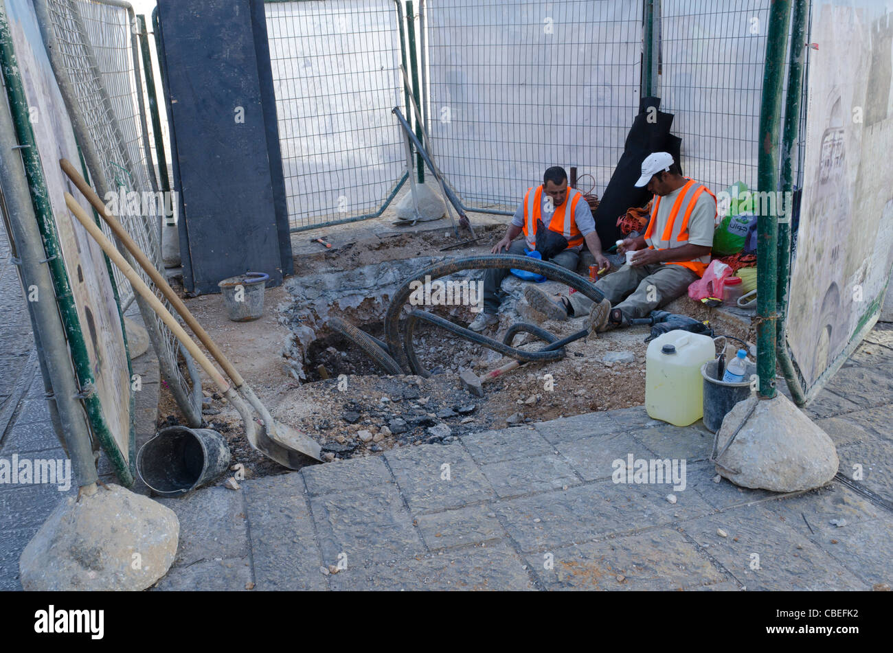 Due lavoratori palestinesi a una strada sito di lavoro. Porta di Jaffa. Gerusalemme vecchia città. Israele Foto Stock