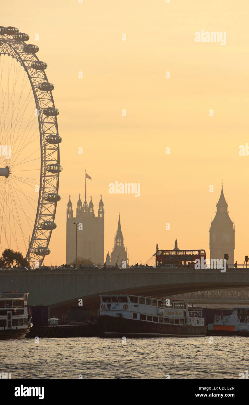 Lo skyline di Londra al tramonto in autunno, guardando oltre il Tamigi, a Waterloo Bridge con il London Eye, il Big Ben e il luppolo in dietro Foto Stock