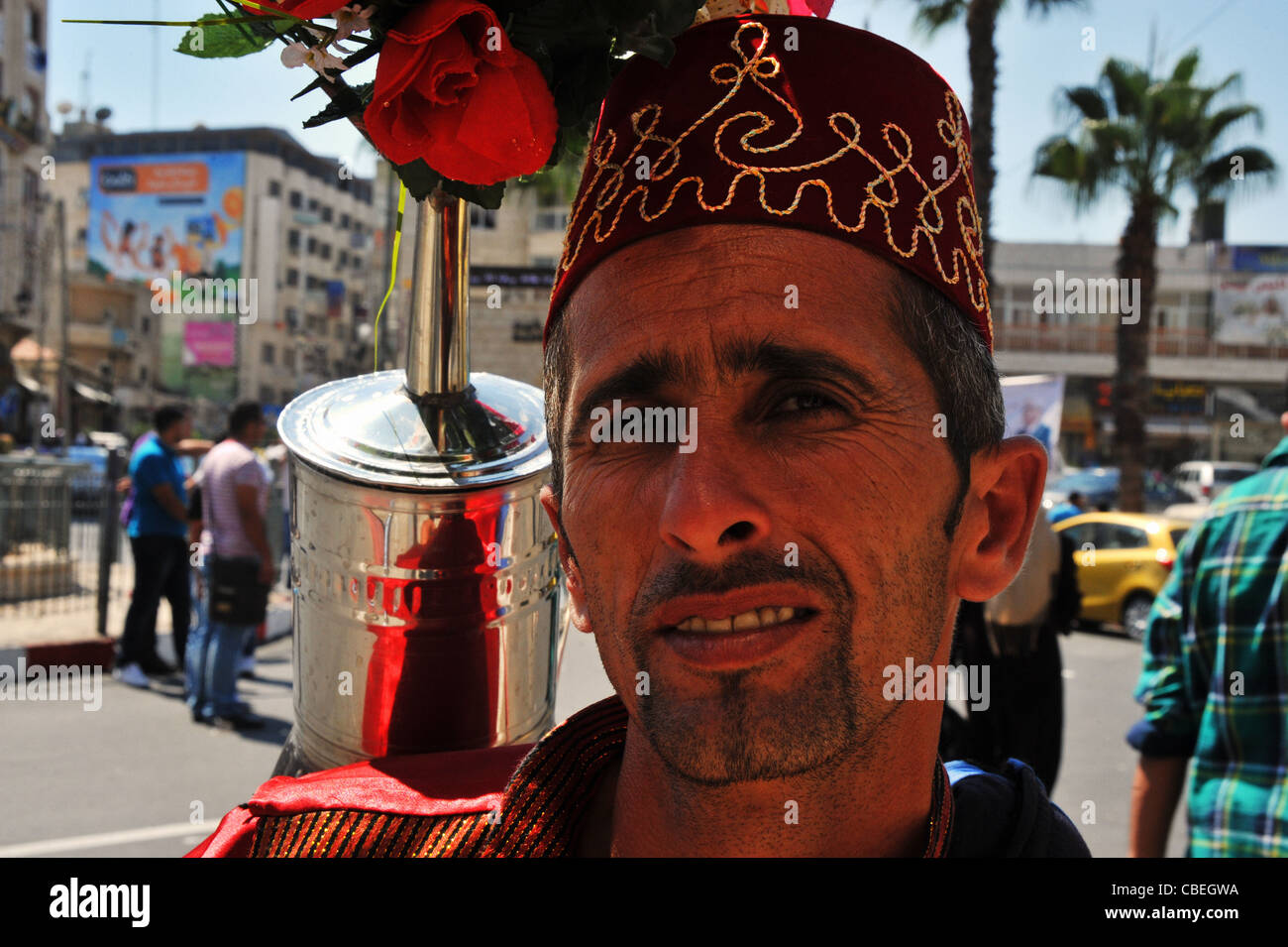 Strade di Ramallah, venditore di tè Foto Stock