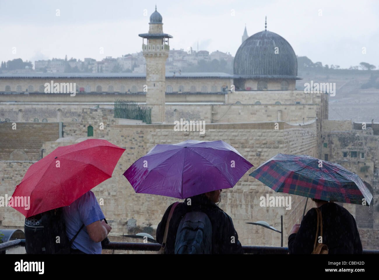 I turisti che cercano a El Aqsa moschea in un giorno di pioggia. Gerusalemme vecchia città. Israele Foto Stock