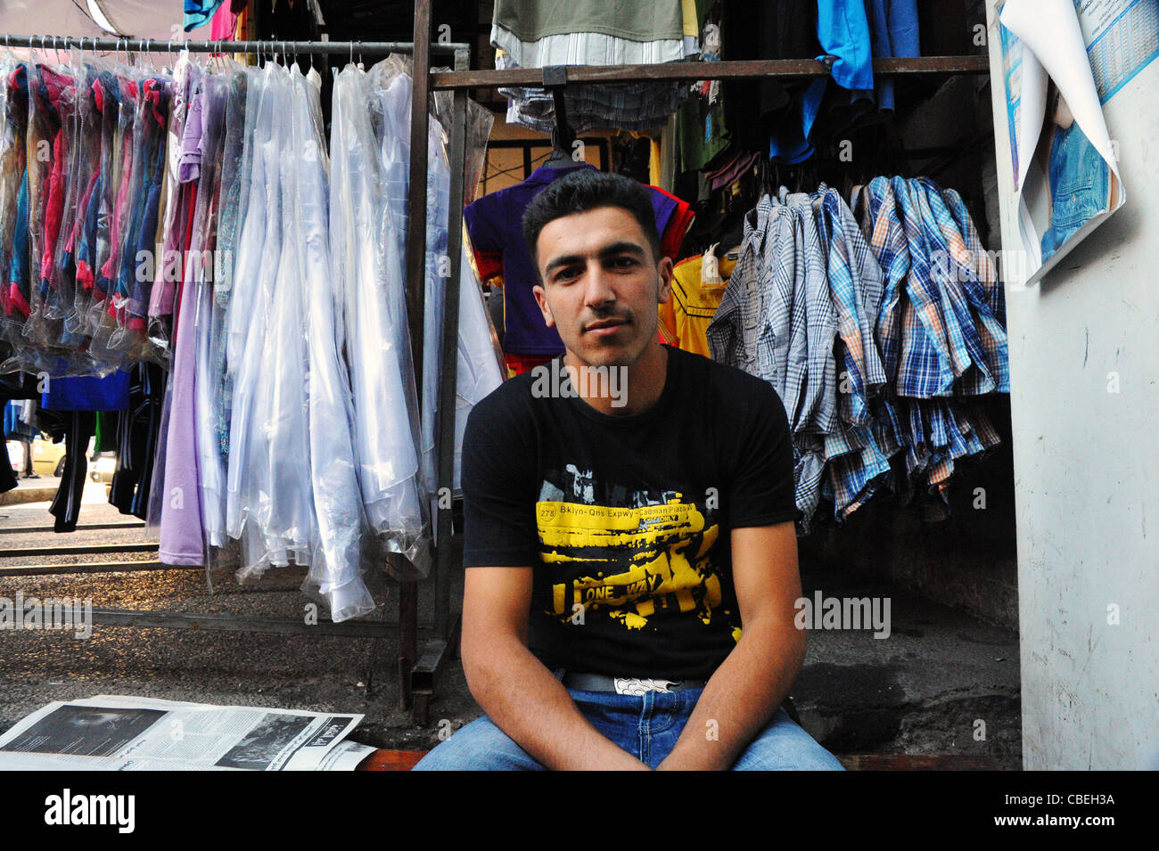 Strade di Ramallah, vestiti venditore Foto Stock