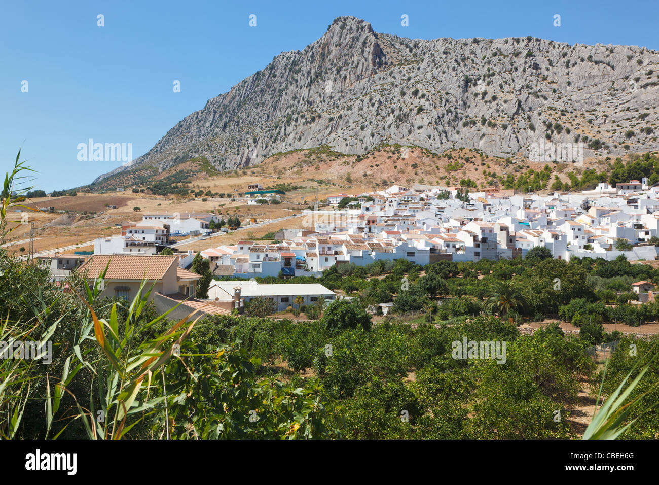 Villaggio bianco della Valle de Abdalajis, provincia di Malaga, Spagna. Foto Stock