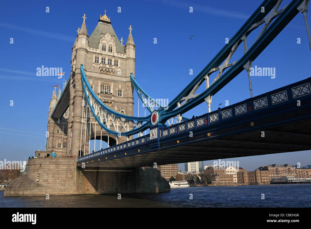 Il Tower Bridge, dalla Regina a piedi, a Londra, Inghilterra, Regno Unito, con Katherine's Dock dietro Foto Stock