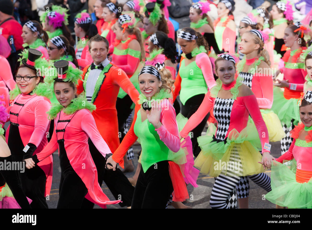 I membri di spirito d'America Dance Team effettuano durante il 2011 Macy's Thanksgiving Day Parade di New York City Foto Stock