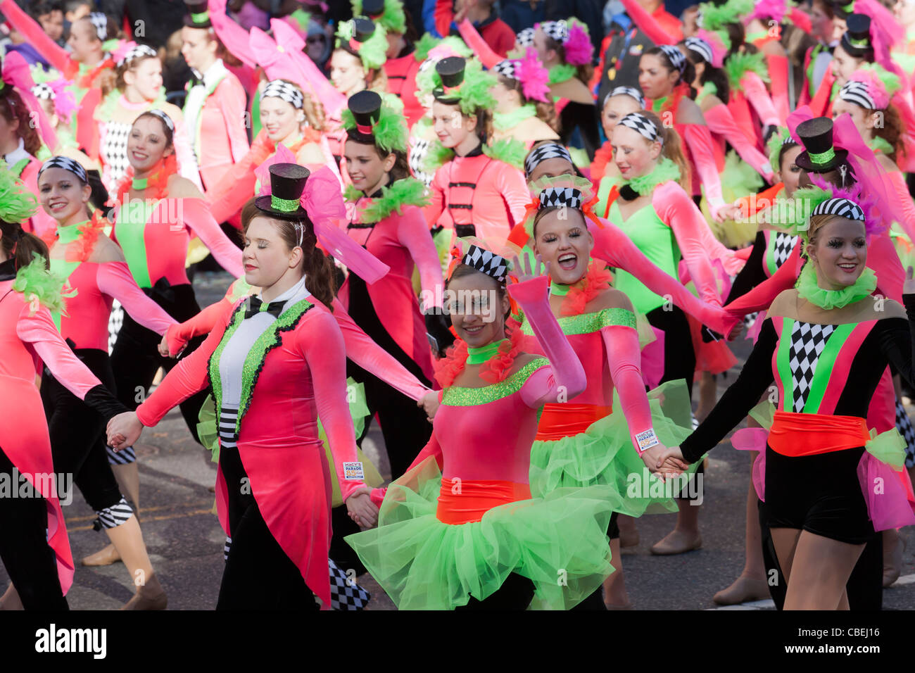 I membri di spirito d'America Dance Team effettuano durante il 2011 Macy's Thanksgiving Day Parade di New York City. Foto Stock