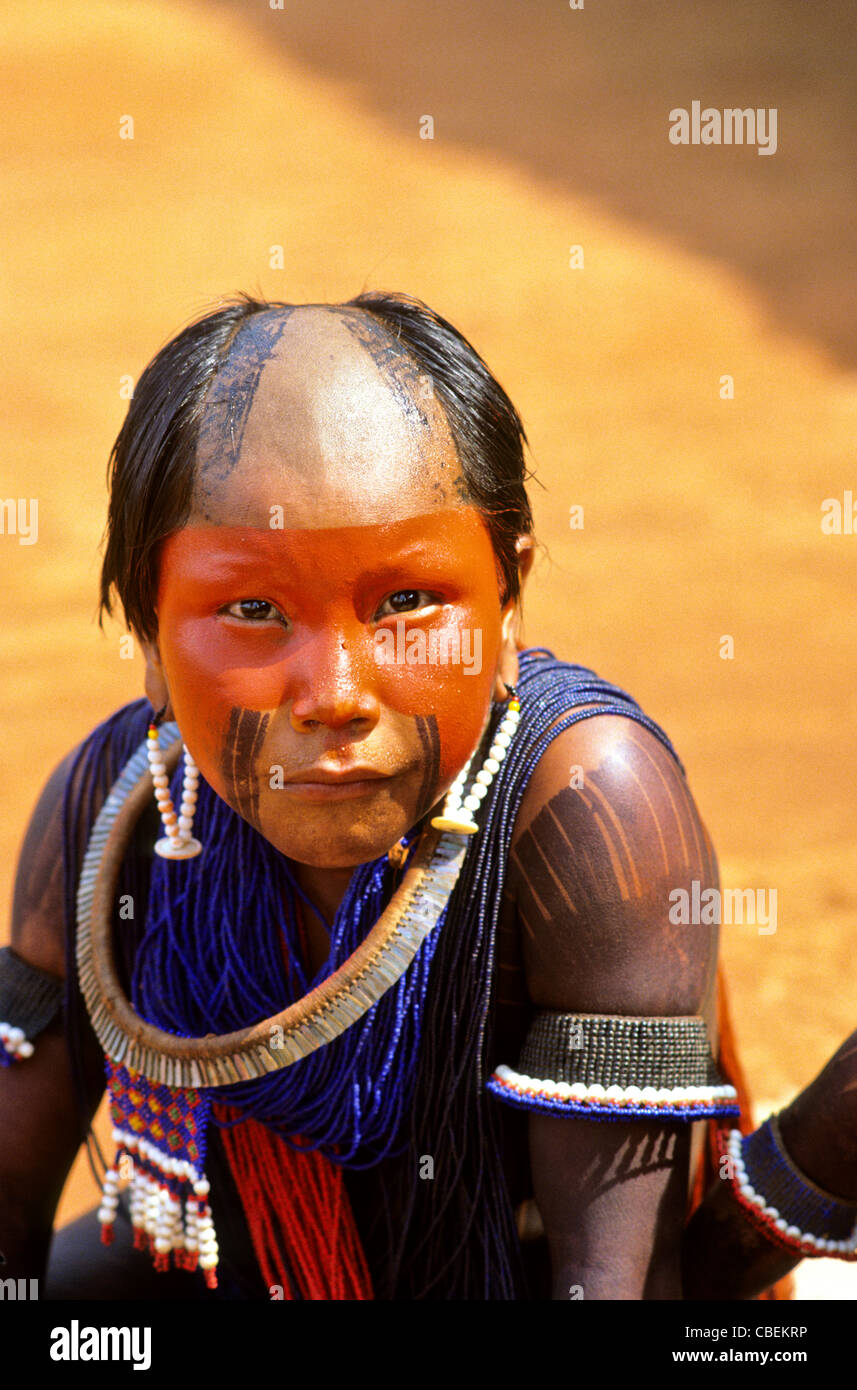 A-Ukre village, Brasile. Kayapo bambino con il rosso e il nero il viso e corpo vernice; Xingu Area indigena, Para Stato. Foto Stock
