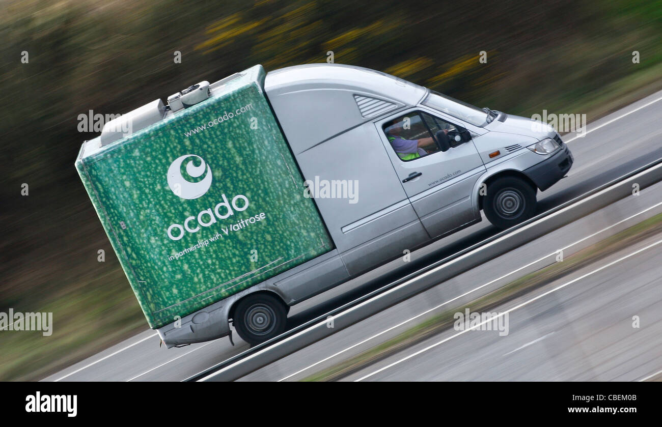 Ocado van il trasporto di consegna a domicilio di prodotti alimentari. Foto di James Boardman. Foto Stock