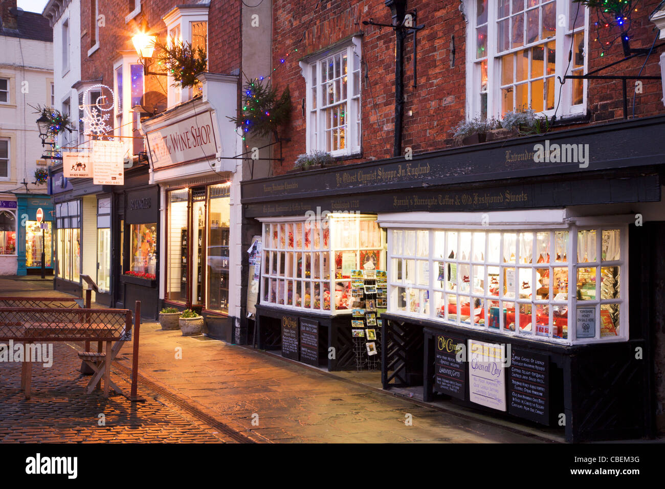 La più antica farmacia Knaresborough a Natale Yorkshire Inghilterra Foto Stock
