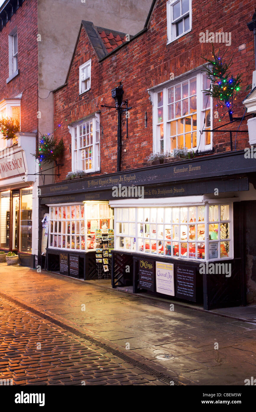 La più antica farmacia Knaresborough a Natale Yorkshire Inghilterra Foto Stock