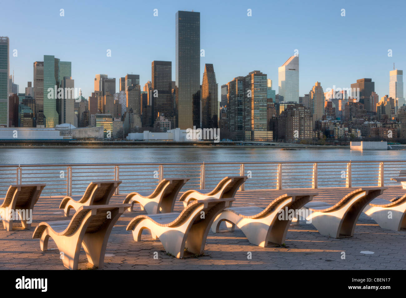 Il lato est dello skyline di Manhattan come visto sopra l'East River da Gantry Plaza stato parco nella città di Long Island, Queens, a New York Foto Stock