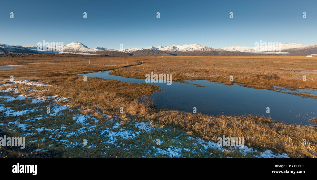 Montagne coperte di neve, South Coast, Islanda Foto Stock