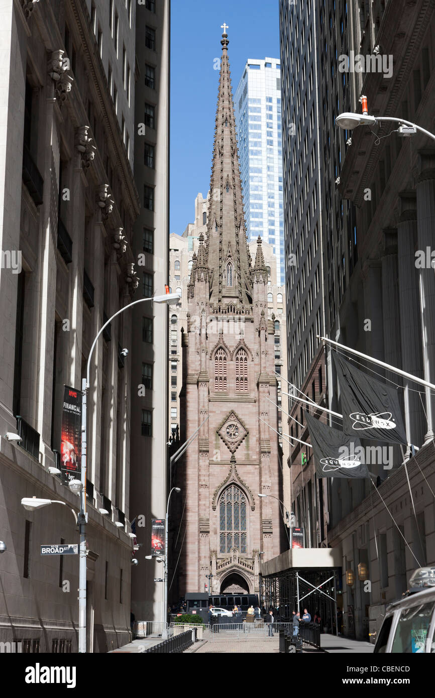 Chiesa della Trinità alla fine di Wall Street dopo che la zona è stata cancellata in previsione delle manifestazioni di protesta nella città di New York. Foto Stock