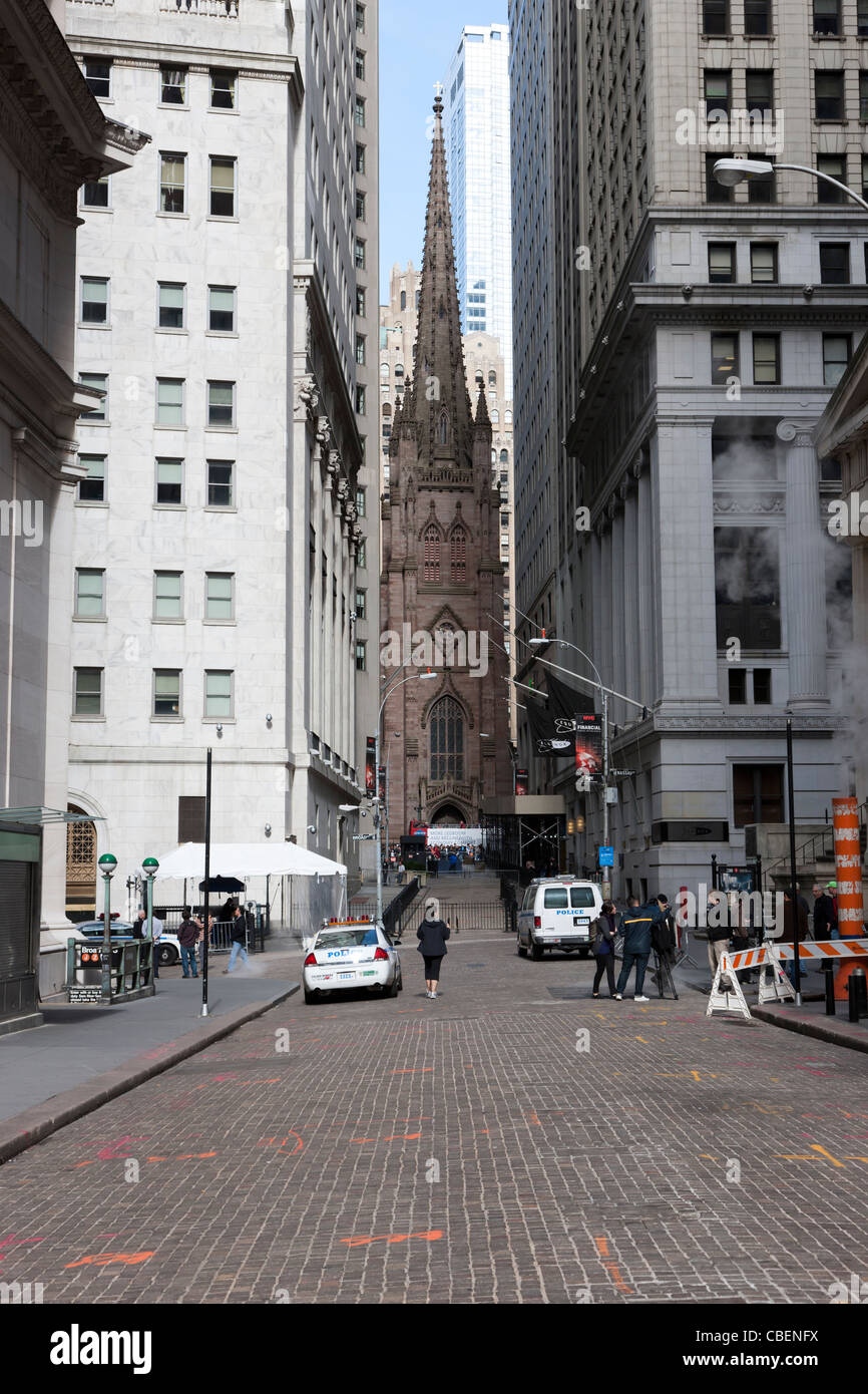 Chiesa della Trinità alla fine di Wall Street dopo che la zona è stata cancellata in previsione delle manifestazioni di protesta nella città di New York. Foto Stock
