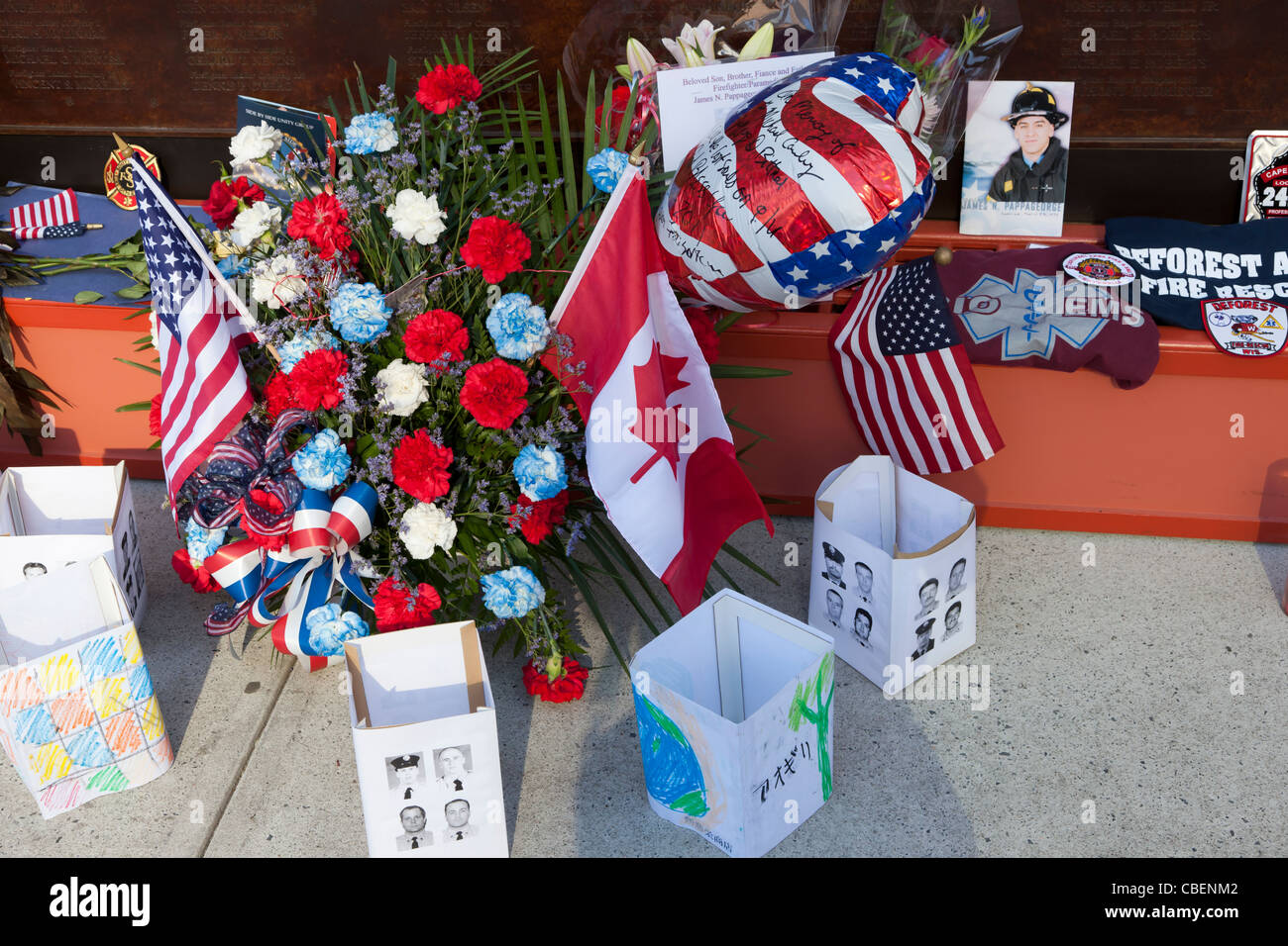 Cimeli e ricordi di quelli persi negli eventi del 9/11 a sinistra a Vigili del Fuoco Memorial Wall in New York City. Foto Stock