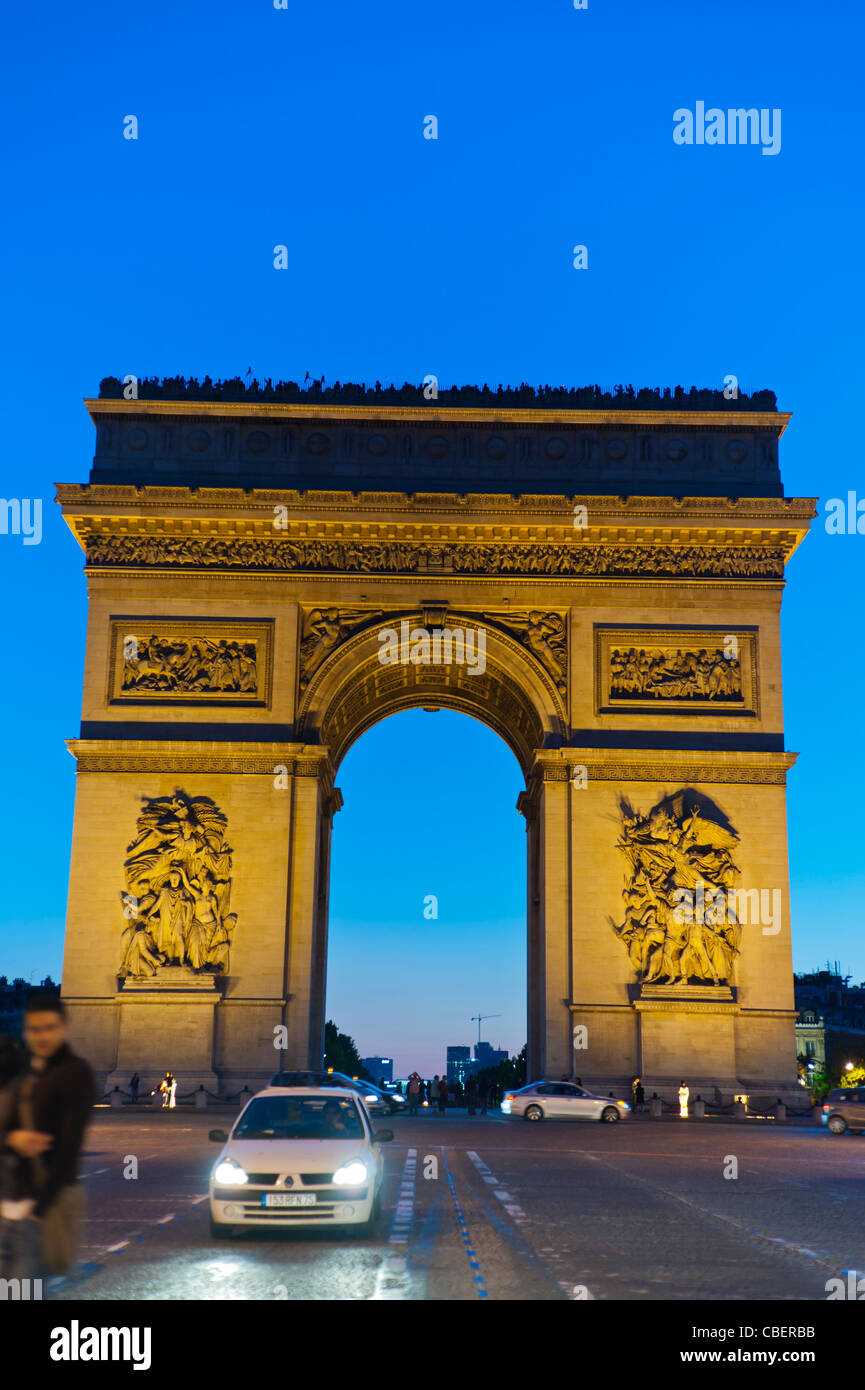 Parigi, Francia, 'Arc de Triomphe', Arco Monumentale Francese, vista al tramonto, Su Avenue Champs-Elysees, Etoile, Street Scene, luci Foto Stock