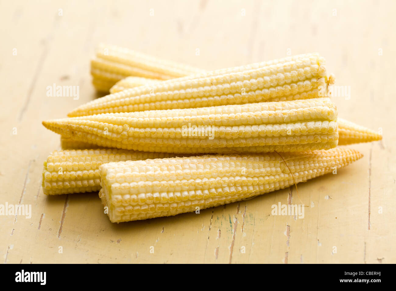 Baby i tutoli di mais sul tavolo da cucina Foto Stock