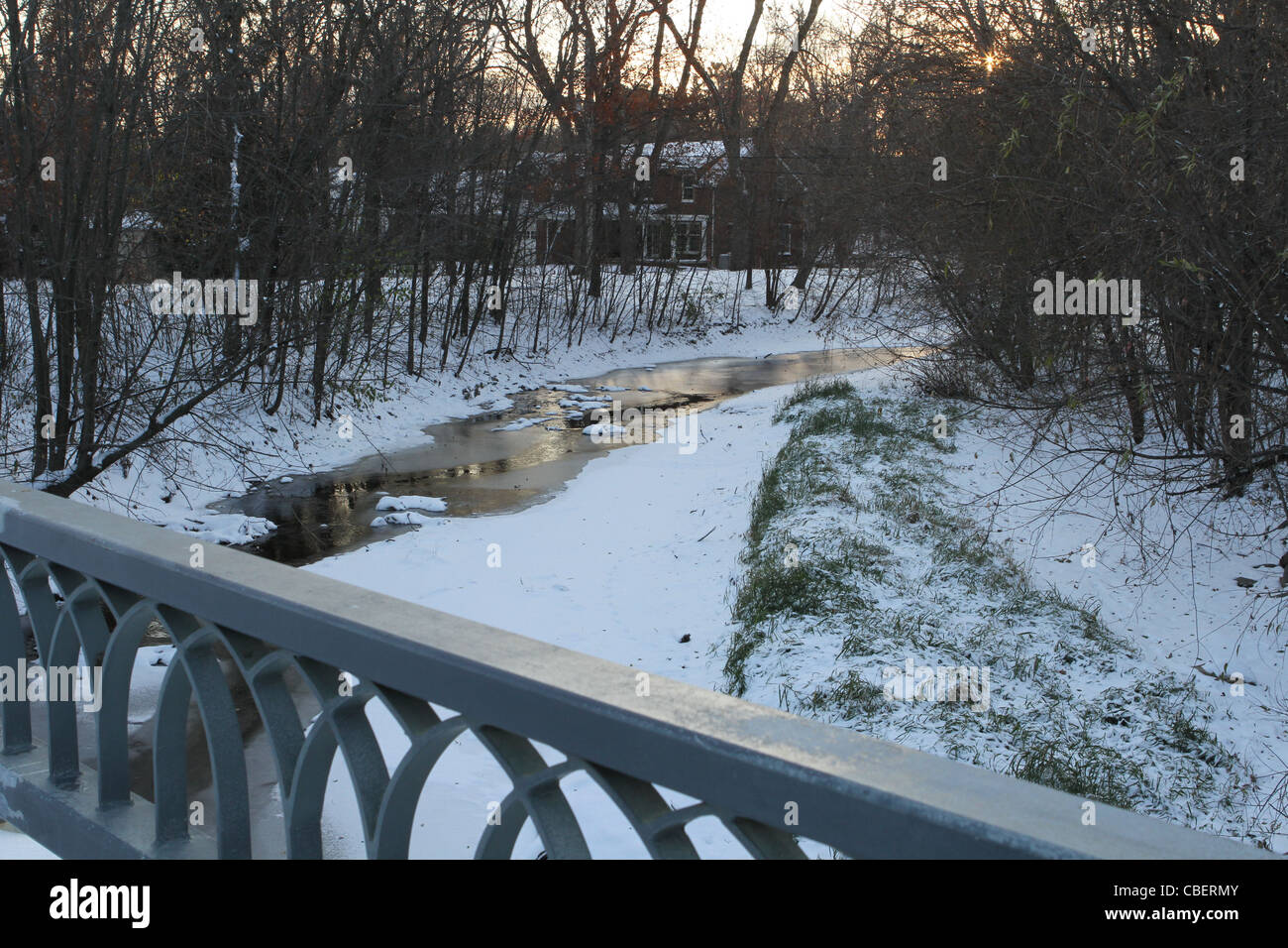 Minnehaha creek in esecuzione attraverso la città di Minneapolis, parzialmente congelata. Foto Stock