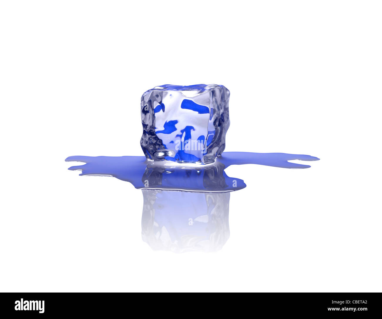 La fusione di cubetti di ghiaccio con pozza d'acqua su sfondo bianco Foto Stock