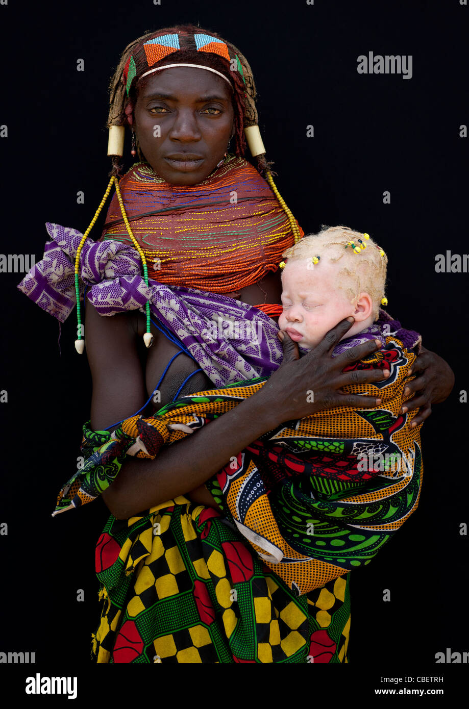 Mwila Madre con il suo bambino albino, Angola Foto Stock