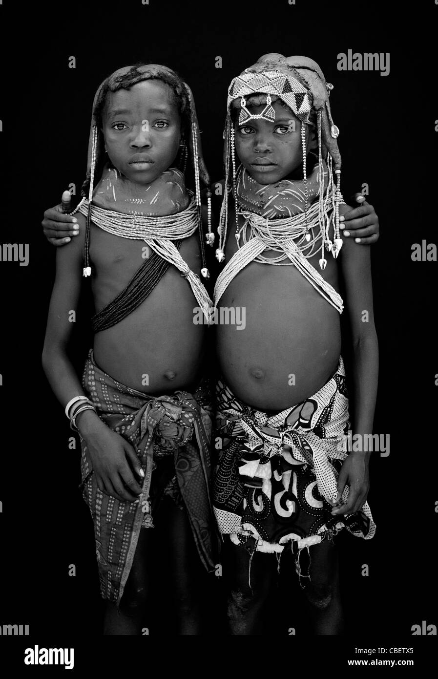 Mwila giovani ragazze con il tradizionale Vikeka collana di fango, Angola Foto Stock