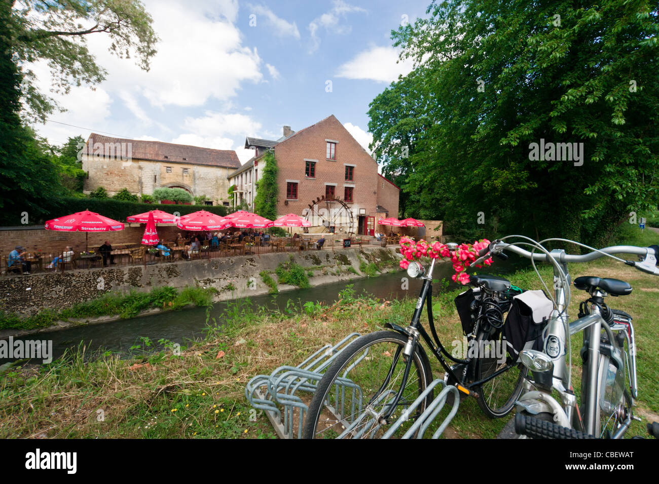 Eben Emael, Belgio. Bici sullo sfondo del Le Moulin De Frangele Cafe Foto Stock