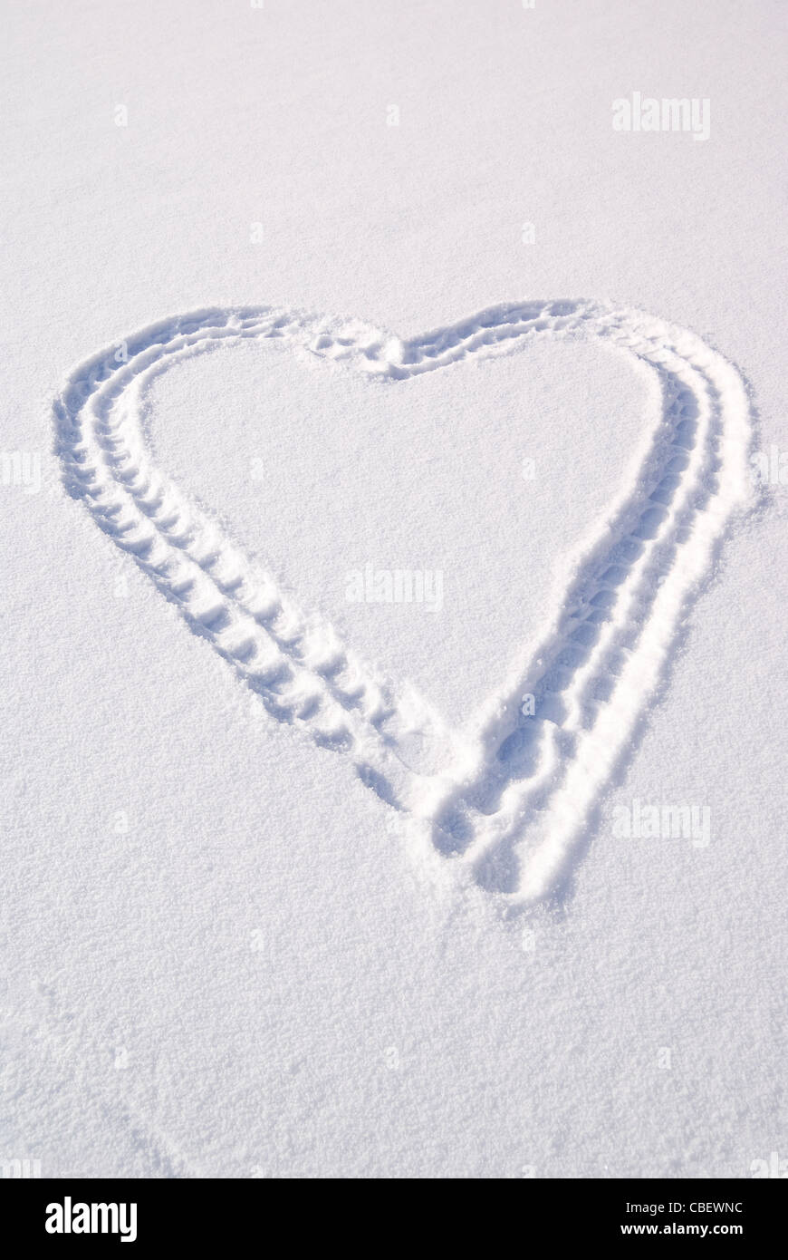 Neve battistrada nella forma di un grande cuore Foto Stock