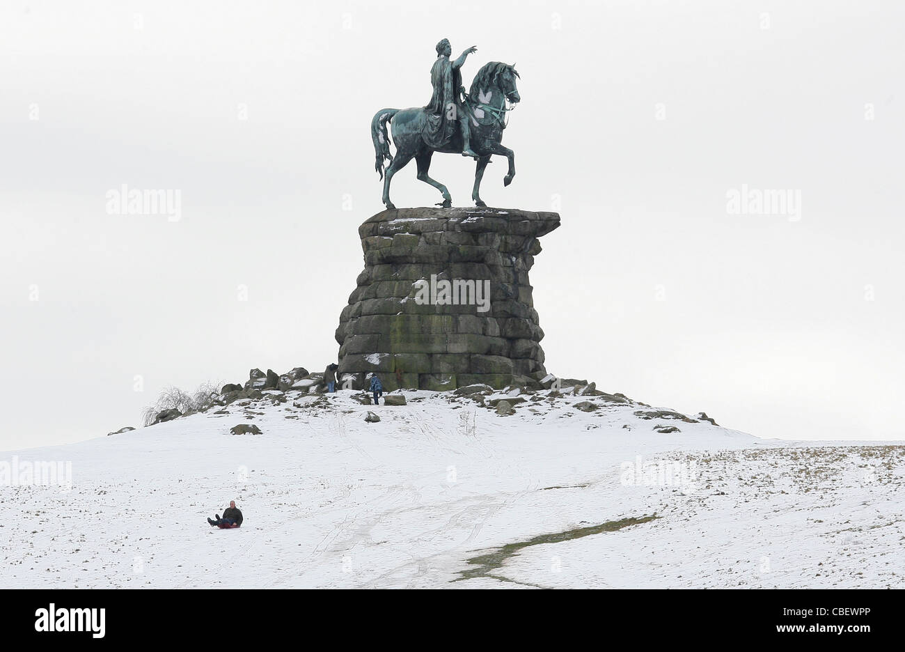 Il cavallo di rame, una statua di George III a cavallo che guarda verso il basso la lunga passeggiata al Castello di Windsor dalla cima della collina di neve. Foto Stock
