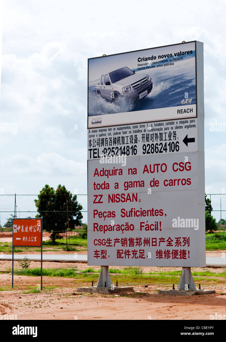 Cartelli stradali che indicano la direzione di una società cinese a Luanda, Angola Foto Stock