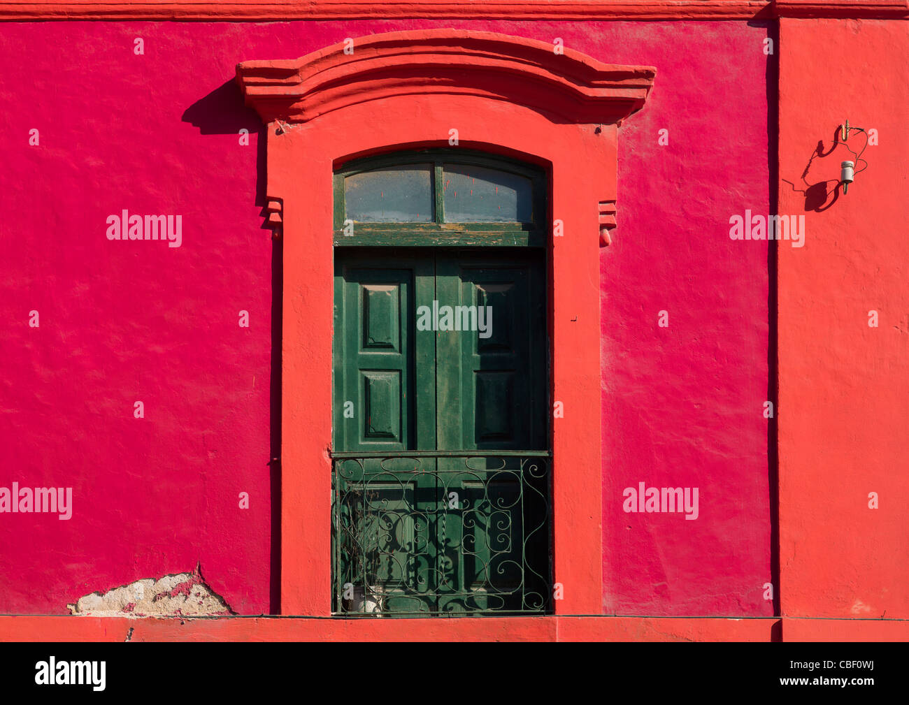 Facciata di colore rosso di una vecchia casa coloniale a Luanda, in Angola Foto Stock