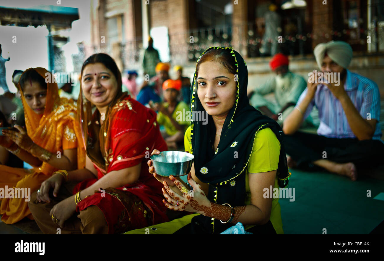 Amritsar, Tempio Dorato visitando il turbante " popolo dell'India", la colazione nella comunità sikh coinvolgimento Foto Stock