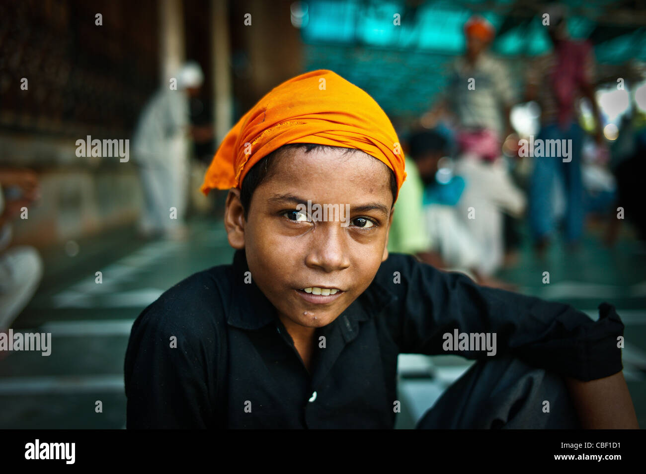 Amritsar, Tempio Dorato visitando il turbante " popolo dell India', un giovane sikh Foto Stock