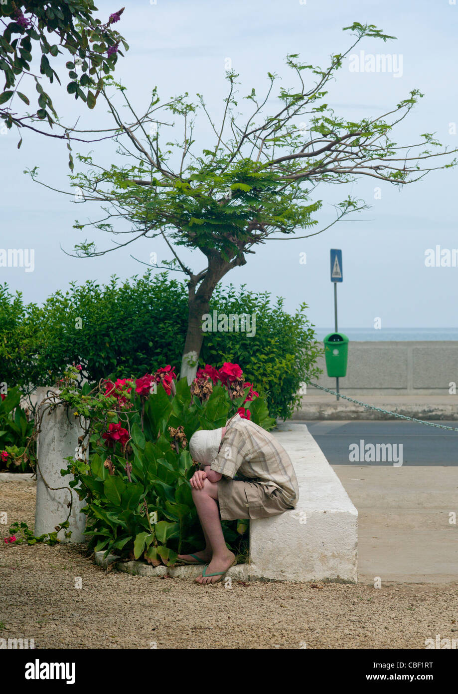 Lonely Albino ragazzo su una panchina, Benguela, Angola Foto Stock