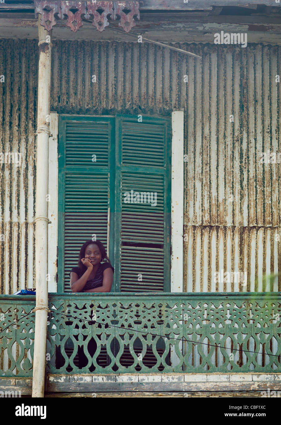 Donna su un balcone di Benguela, Angola Foto Stock